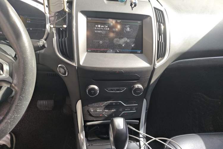 Used Ford Edge 2016 EcoBoost 245 Two-Wheel-Drive Titanium 7-Seater Audio And AC Panel