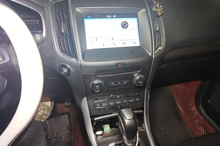 Used Ford Edge 2016 EcoBoost 245 Two-Wheel-Drive Titanium 7-Seater Audio And AC Panel