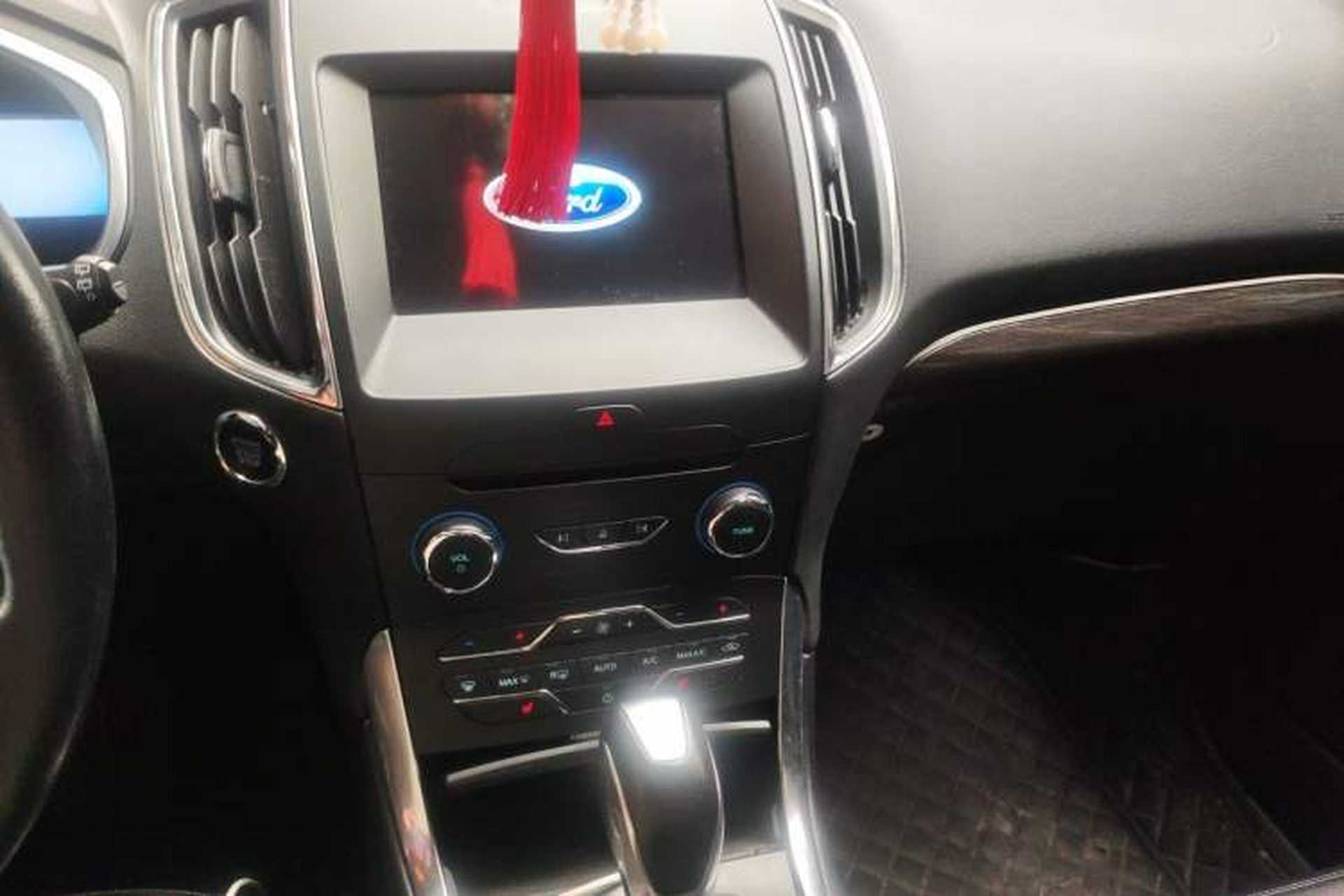 Used Ford Edge 2016 EcoBoost 245 Four-Wheel Drive Titanium Edition 7-Seater Audio And AC Panel