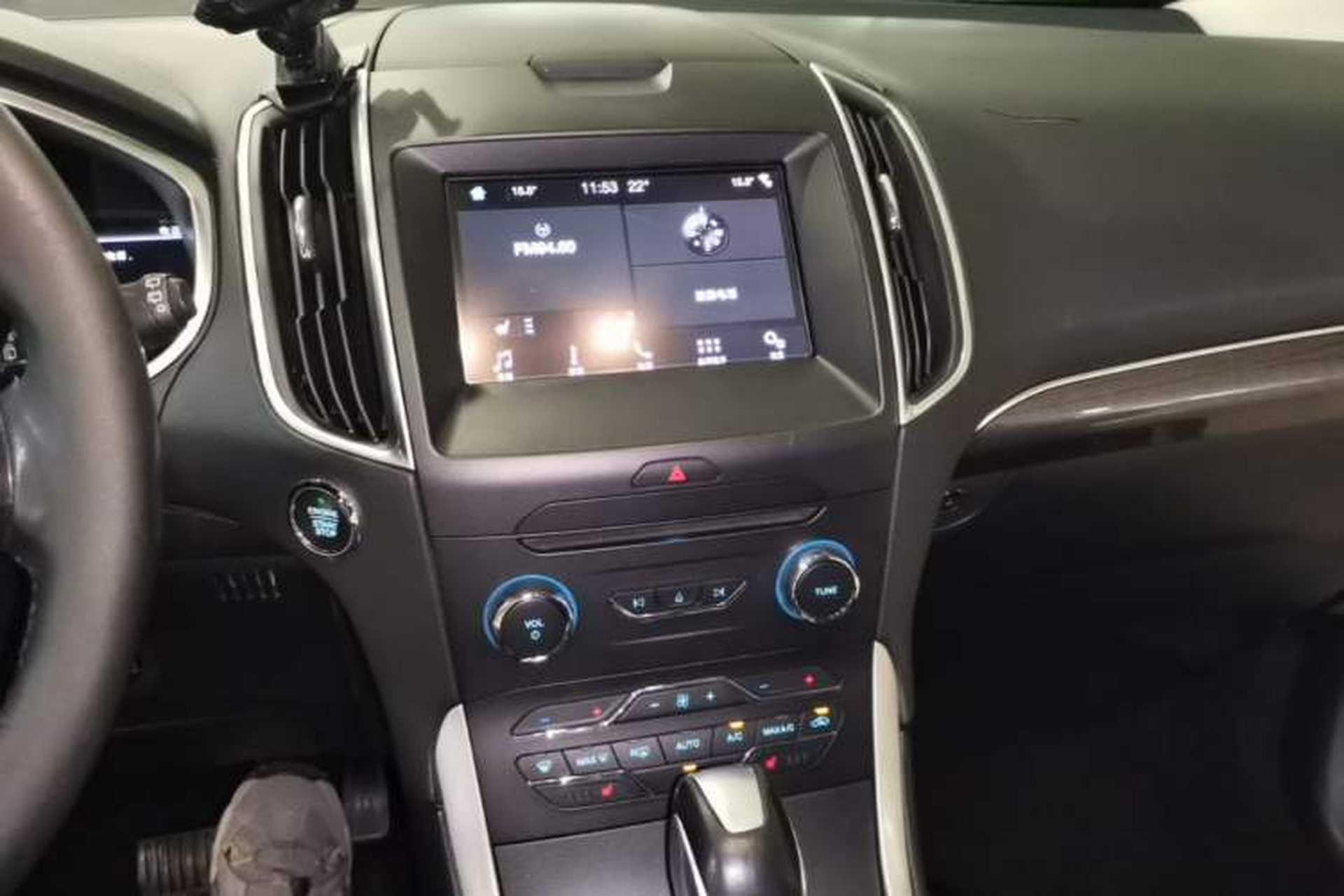 Used Ford Edge 2016 EcoBoost 245 Two-Wheel-Drive Titanium 7-Seater Audio And AC Panel