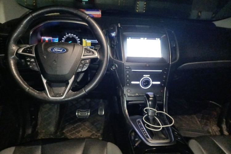 Used Ford Edge 2016 EcoBoost 330 V6 Four-Wheel Drive Sporty 7-Seater Center Console