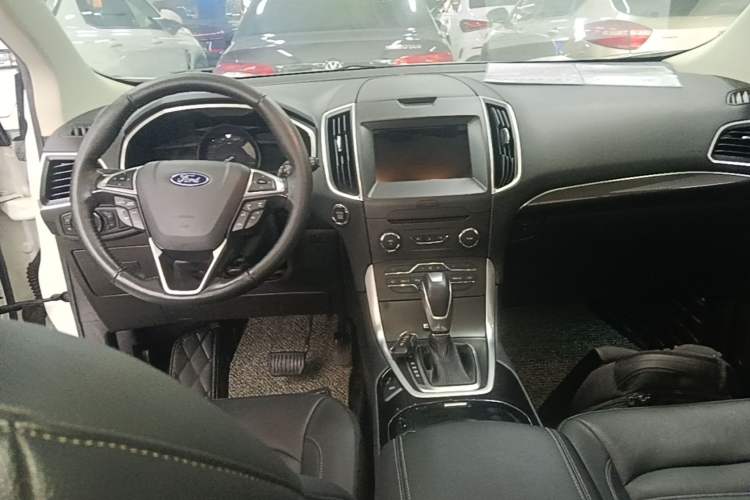 Used Ford Edge 2016 EcoBoost 245 Two-Wheel-Drive Titanium 7-Seater Center Console