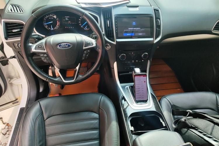Used Ford Edge 2016 EcoBoost 245 Two-Wheel-Drive Platinum Edition 7-Seater Center Console