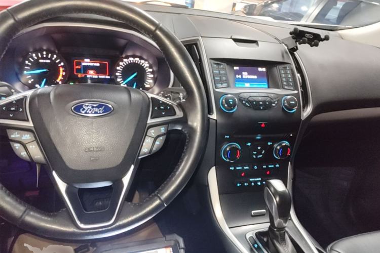 Used Ford Edge 2016 EcoBoost 245 Two-Wheel-Drive Platinum Edition 7-Seater Center Console
