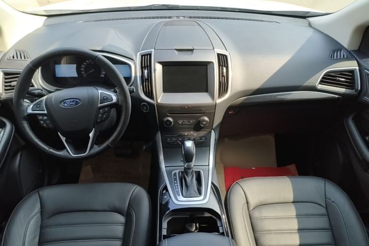 Used Ford Edge 2016 EcoBoost 245 Two-Wheel-Drive Titanium 7-Seater Center Console