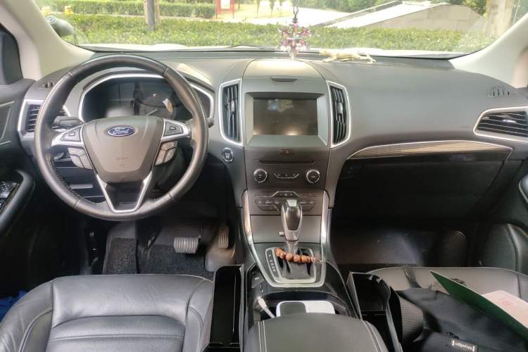 Used Ford Edge 2016 EcoBoost 245 Two-Wheel-Drive Titanium 7-Seater Center Console