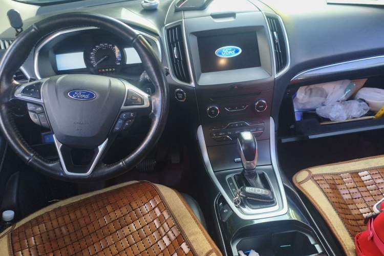 Used Ford Edge 2016 EcoBoost 245 Two-Wheel-Drive Titanium 7-Seater Center Console