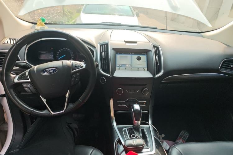 Used Ford Edge 2016 EcoBoost 245 Two-Wheel-Drive Titanium 7-Seater Center Console