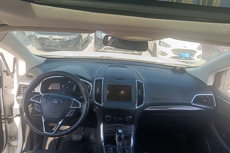 Used Ford Edge 2016 EcoBoost 245 Two-Wheel-Drive Titanium 7-Seater Center Console