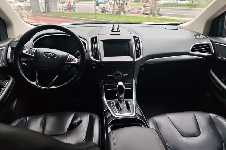 Used Ford Edge 2016 EcoBoost 245 Four-Wheel Drive Titanium 7-Seater Center Console