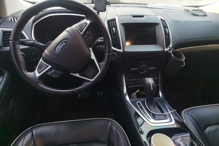 Used Ford Edge 2016 EcoBoost 330 V6 Four-Wheel-Drive Flagship Model with 7 Seats Center Console