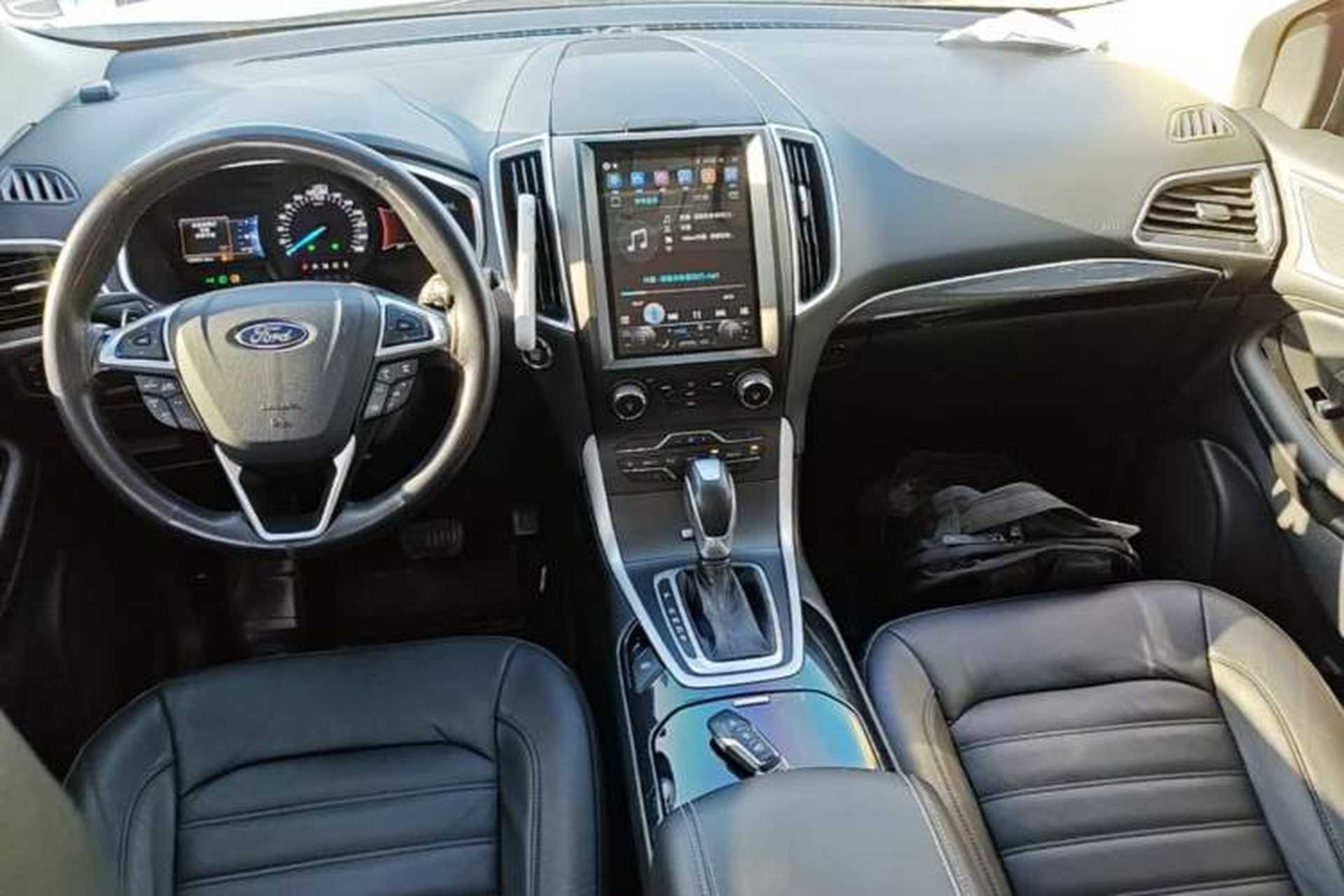 Used Ford Edge 2016 EcoBoost 245 Two-Wheel-Drive Titanium 7-Seater Center Console