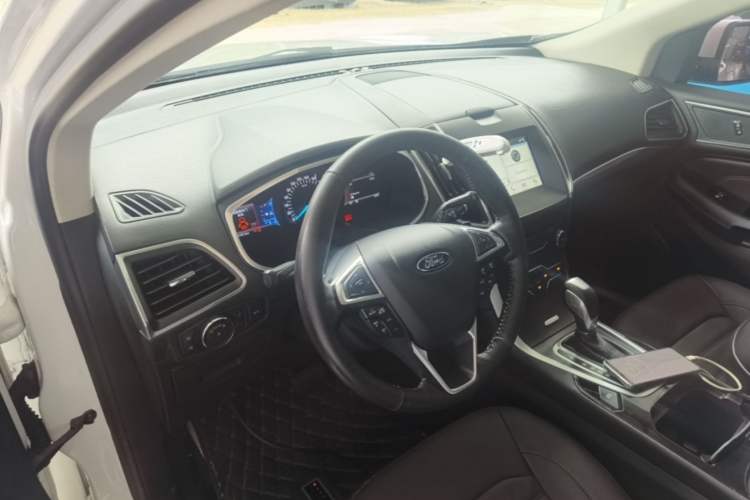 Used Ford Edge 2016 EcoBoost 245 Two-Wheel-Drive Titanium 7-Seater Center Console
