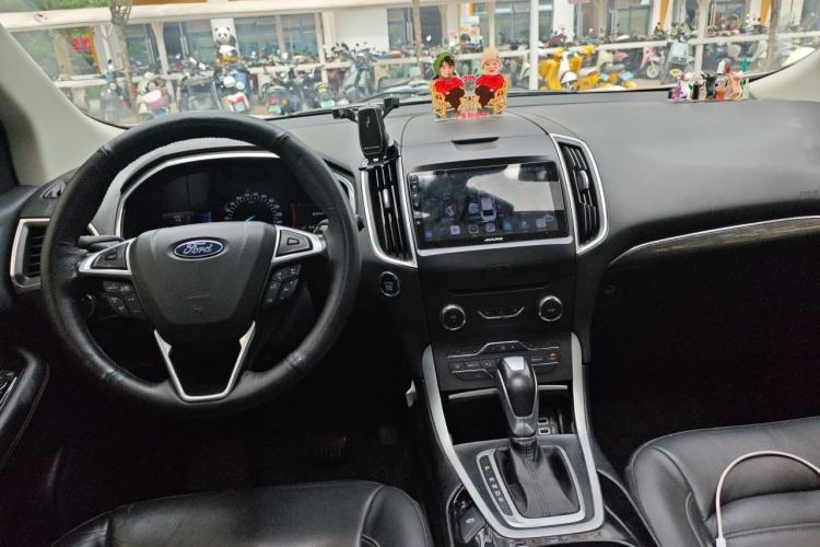 Used Ford Edge 2016 EcoBoost 245 Two-Wheel-Drive Titanium 7-Seater Center Console