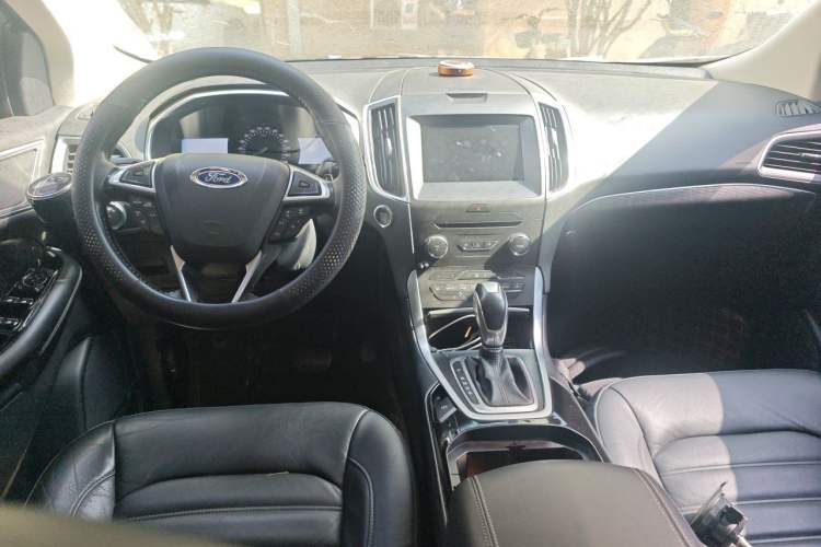 Used Ford Edge 2016 EcoBoost 245 Two-Wheel-Drive Titanium 7-Seater Center Console