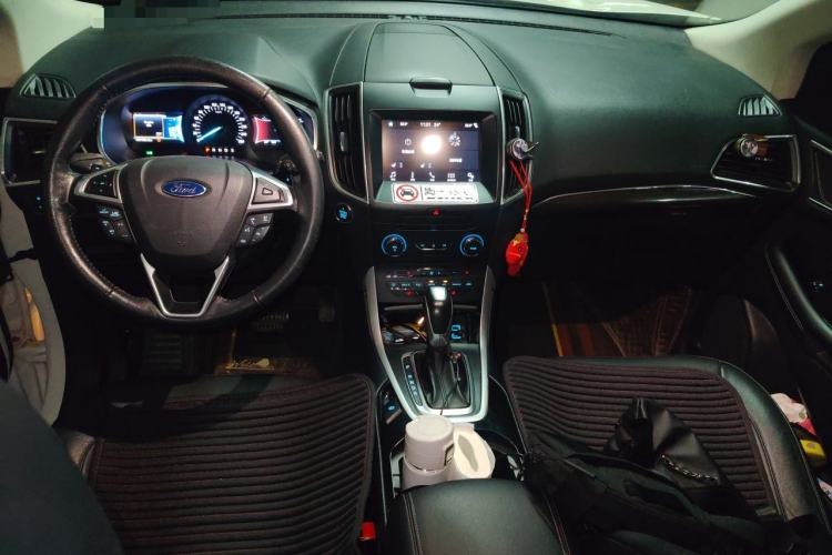 Used Ford Edge 2016 EcoBoost 245 Two-Wheel-Drive Titanium 7-Seater Center Console