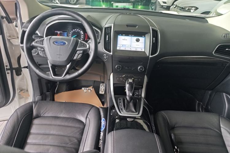 Used Ford Edge 2016 EcoBoost 245 Two-Wheel-Drive Titanium 7-Seater Center Console