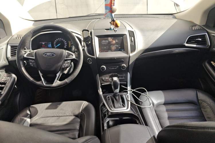 Used Ford Edge 2016 EcoBoost 245 Two-Wheel-Drive Titanium 7-Seater Center Console