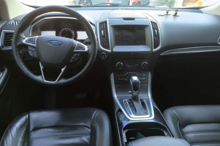 Used Ford Edge 2016 EcoBoost 245 Two-Wheel-Drive Titanium 7-Seater Center Console