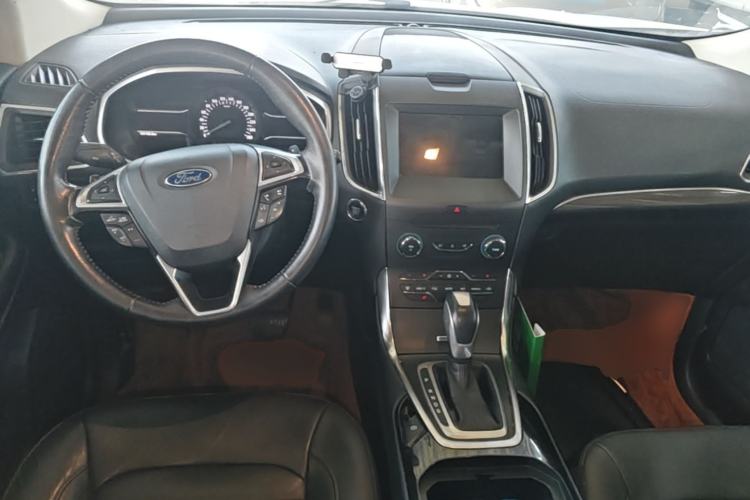 Used Ford Edge 2016 EcoBoost 245 Two-Wheel-Drive Titanium 7-Seater Center Console