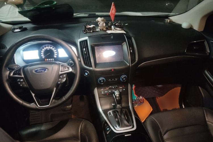 Used Ford Edge 2016 EcoBoost 245 Two-Wheel-Drive Titanium 7-Seater Center Console