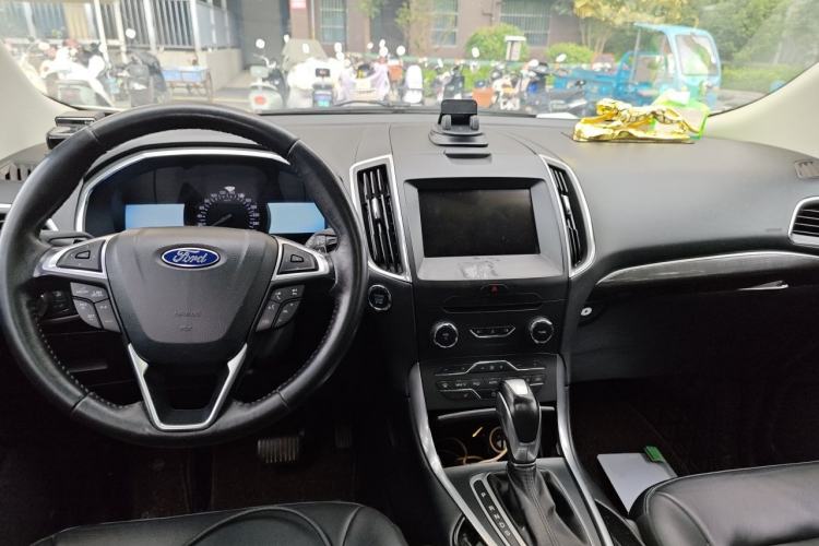 Used Ford Edge 2016 EcoBoost 245 Two-Wheel-Drive Titanium 7-Seater Center Console