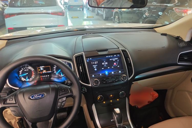 Used Ford Edge 2016 EcoBoost 245 Two-Wheel-Drive Titanium 5-Seater Center Console