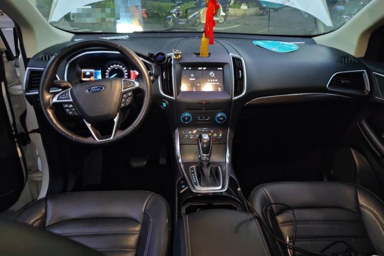 Used Ford Edge 2016 EcoBoost 245 Two-Wheel-Drive Titanium 7-Seater Center Console