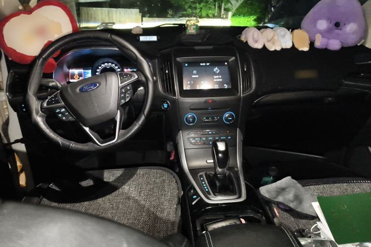 Used Ford Edge 2016 EcoBoost 245 Two-Wheel-Drive Titanium 7-Seater Center Console