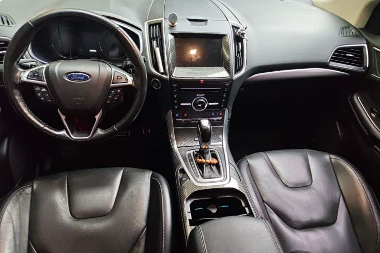 Used Ford Edge 2016 EcoBoost 245 Four-Wheel Drive Titanium 7-Seater Center Console