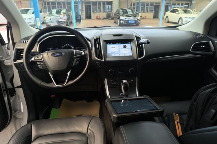 Used Ford Edge 2016 EcoBoost 245 Two-Wheel-Drive Titanium 7-Seater Center Console