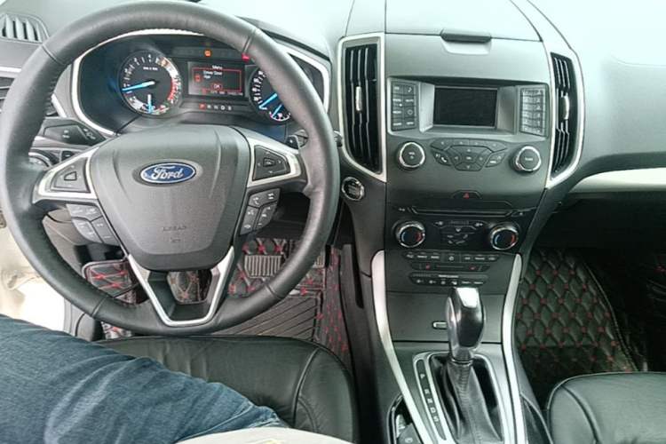 Used Ford Edge 2016 EcoBoost 245 Two-Wheel-Drive Platinum Edition 7-Seater Center Console