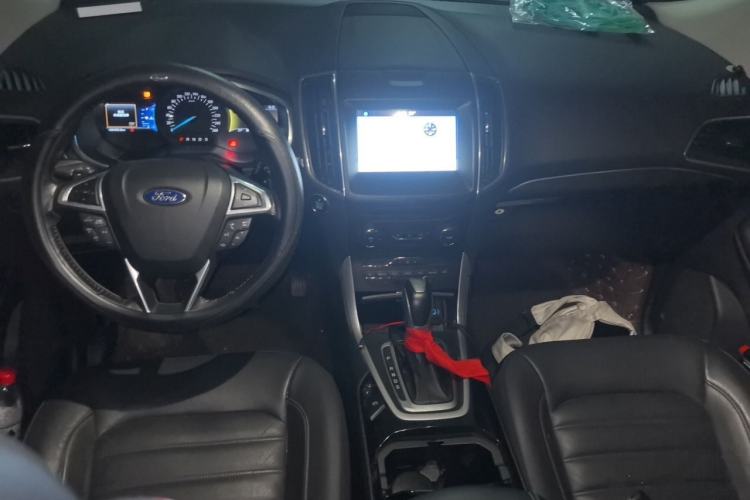Used Ford Edge 2016 EcoBoost 245 Two-Wheel-Drive Titanium 7-Seater Center Console