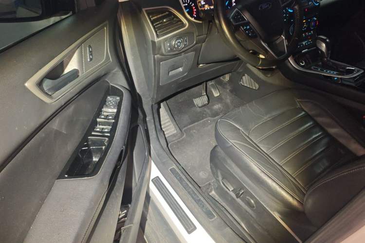 Used Ford Edge 2016 EcoBoost 245 Two-Wheel-Drive Platinum Edition 7-Seater Driver Seat