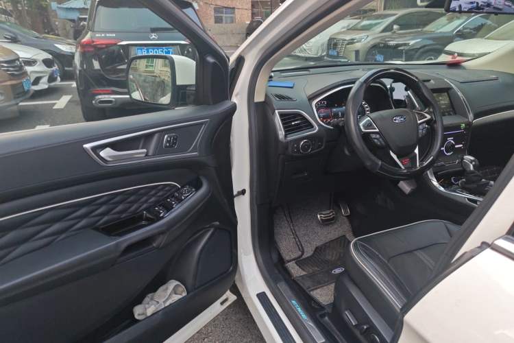 Used Ford Edge 2016 EcoBoost 330 V6 Four-Wheel-Drive Flagship Model with 7 Seats Driver Seat