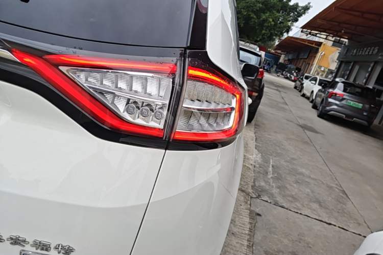 Used Ford Edge 2016 EcoBoost 245 Two-Wheel-Drive Titanium 5-Seater Exterior 3