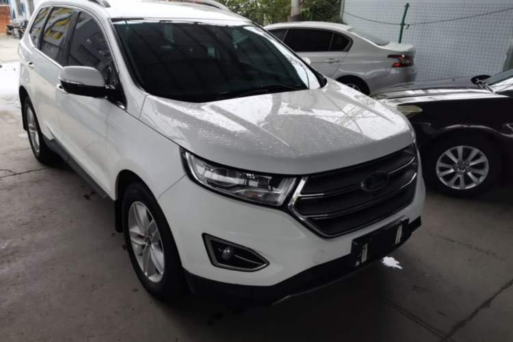 Used Ford Edge 2016 EcoBoost 245 Two-Wheel-Drive Platinum Edition 7-Seater Front Right 45 Deg