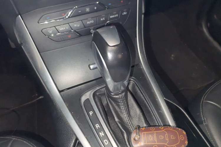 Used Ford Edge 2016 EcoBoost 245 Two-Wheel-Drive Titanium 7-Seater Gear Lever