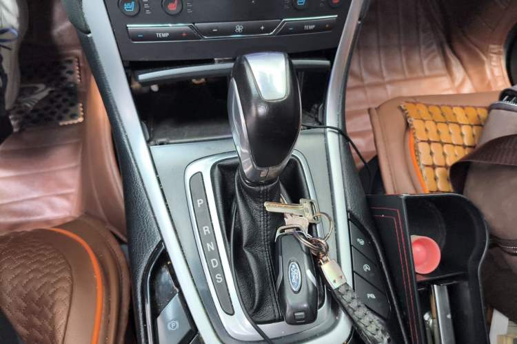 Used Ford Edge 2016 EcoBoost 245 Four-Wheel Drive Titanium 7-Seater Gear Lever