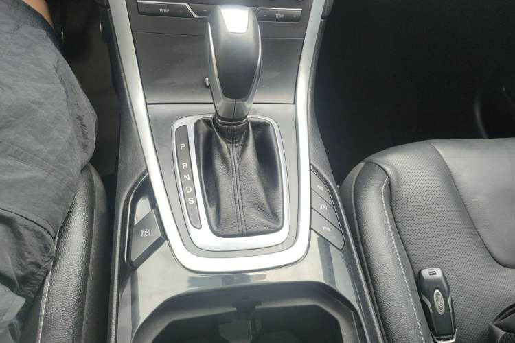 Used Ford Edge 2016 EcoBoost 245 Four-Wheel Drive Titanium 7-Seater Gear Lever