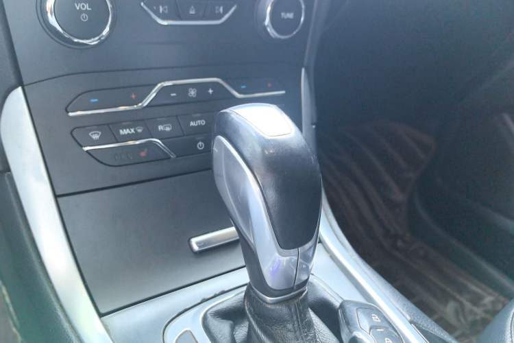 Used Ford Edge 2016 EcoBoost 245 Two-Wheel-Drive Titanium 7-Seater Gear Lever