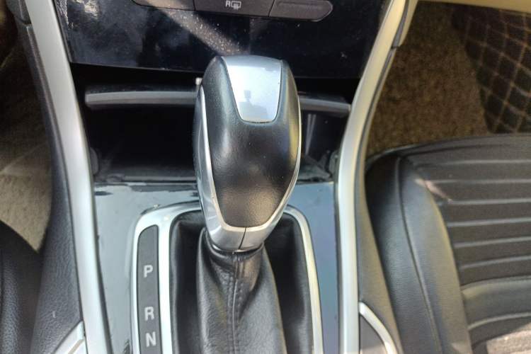 Used Ford Edge 2016 EcoBoost 245 Two-Wheel-Drive Titanium 5-Seater Gear Lever