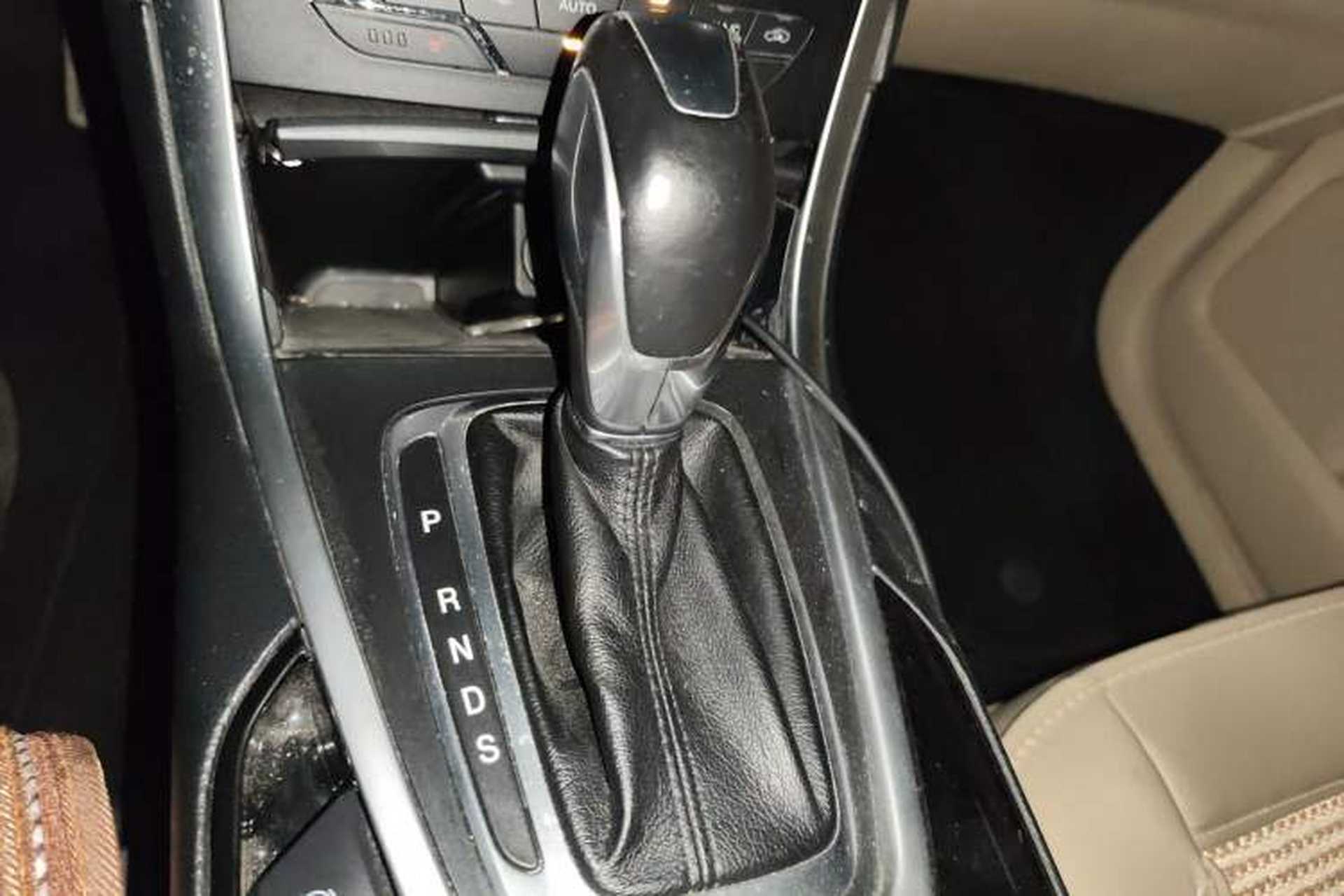 Used Ford Edge 2016 EcoBoost 245 Two-Wheel-Drive Titanium 7-Seater Gear Lever