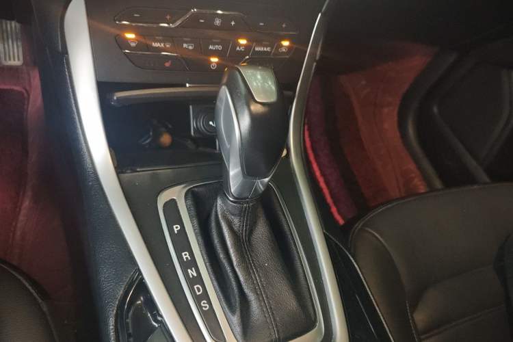 Used Ford Edge 2016 EcoBoost 245 Two-Wheel-Drive Titanium 7-Seater Gear Lever