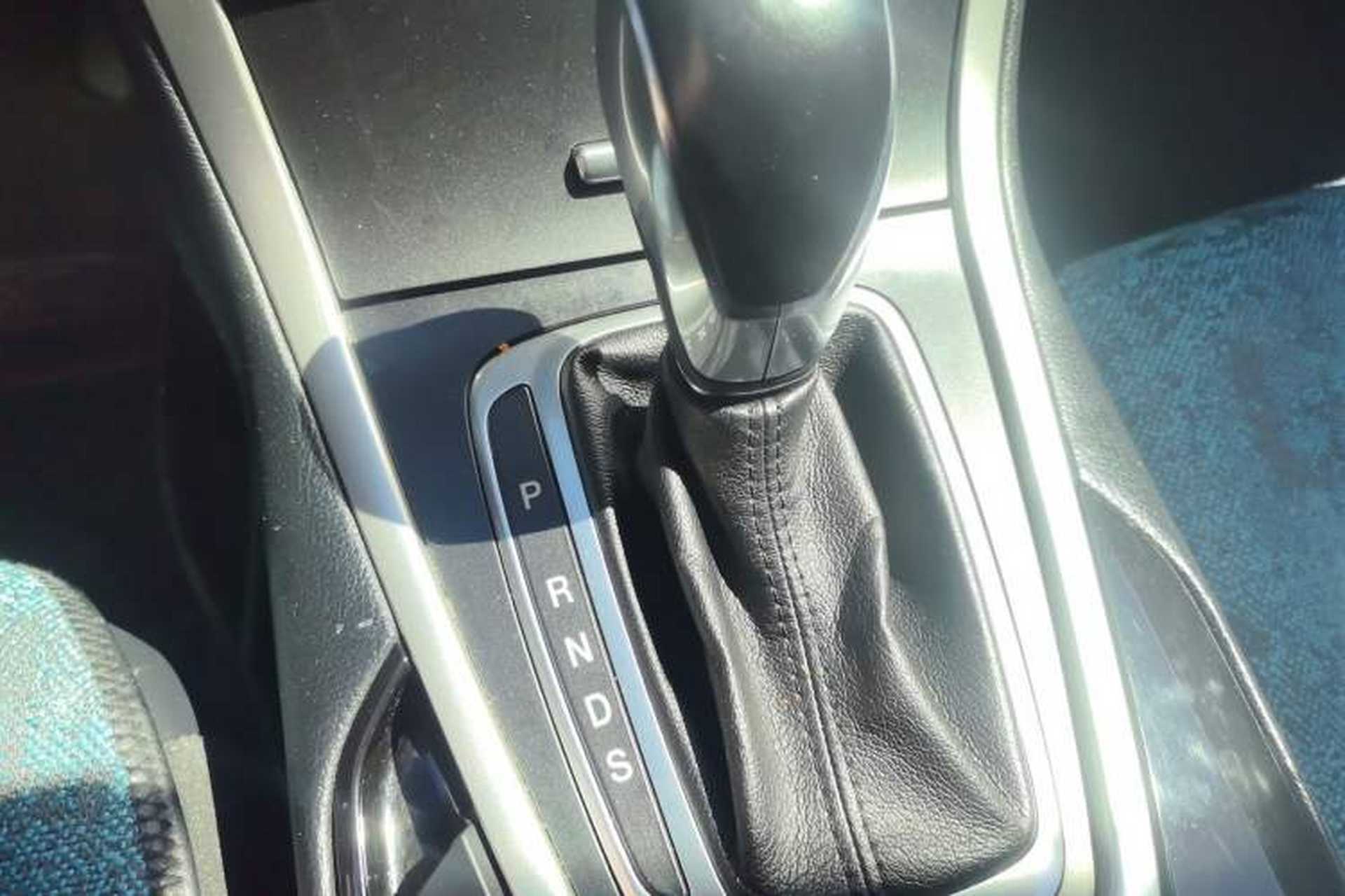 Used Ford Edge 2016 EcoBoost 245 Two-Wheel-Drive Platinum Edition 7-Seater Gear Lever