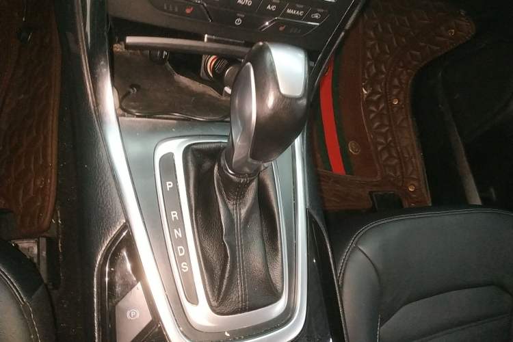 Used Ford Edge 2016 EcoBoost 245 Two-Wheel-Drive Titanium 7-Seater Gear Lever