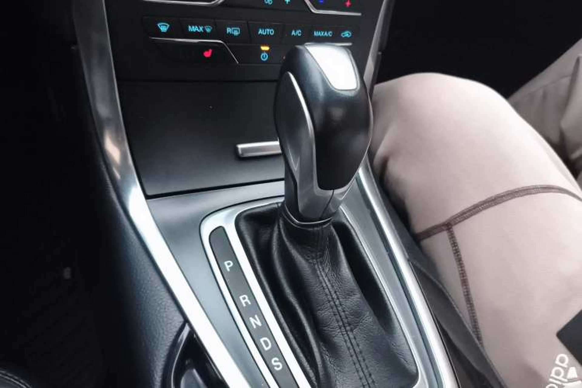 Used Ford Edge 2016 EcoBoost 245 Two-Wheel-Drive Titanium 7-Seater Gear Lever
