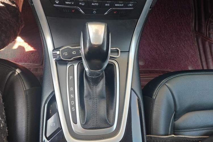 Used Ford Edge 2016 EcoBoost 245 Four-Wheel Drive Titanium Edition 7-Seater Gear Lever