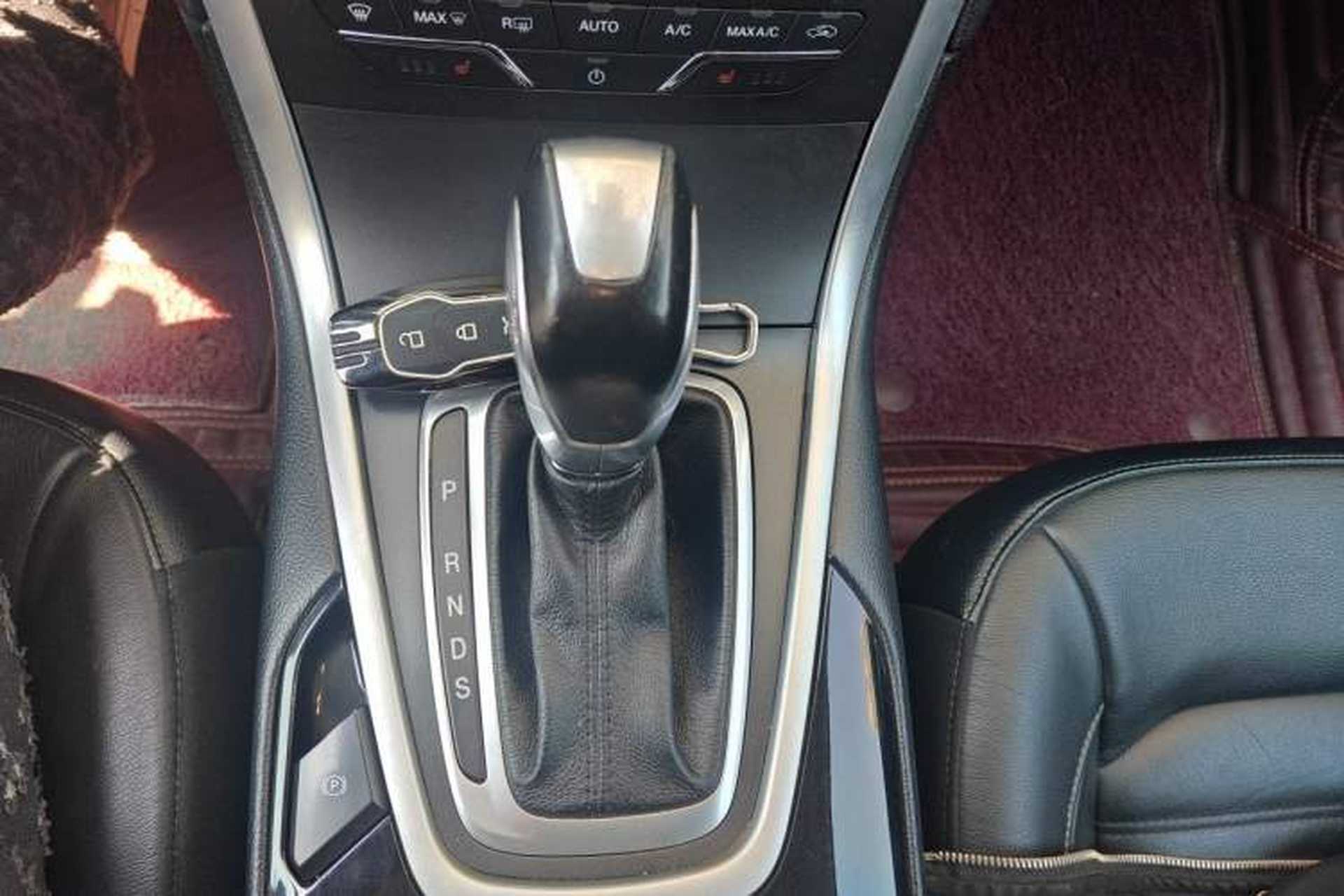 Used Ford Edge 2016 EcoBoost 245 Four-Wheel Drive Titanium Edition 7-Seater Gear Lever