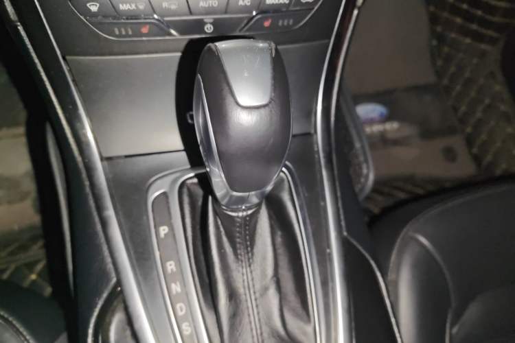 Used Ford Edge 2016 EcoBoost 245 Two-Wheel-Drive Titanium 7-Seater Gear Lever
